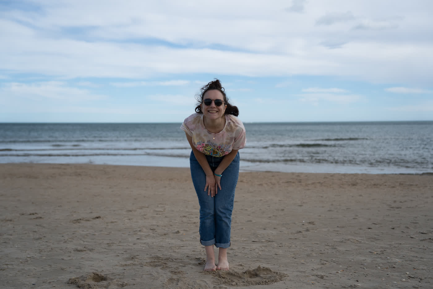 Madeline souriante sur la plage