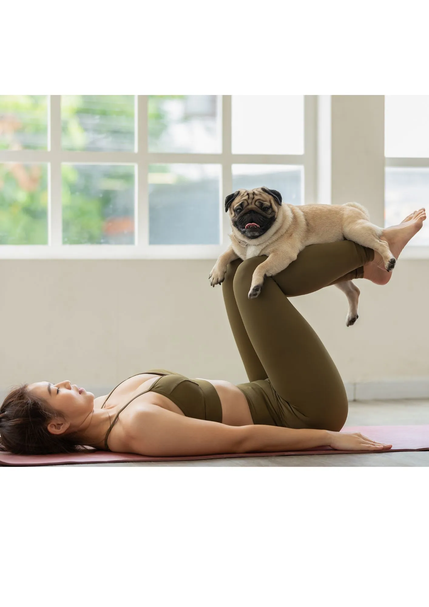 femme qui pratique le puppy yoga